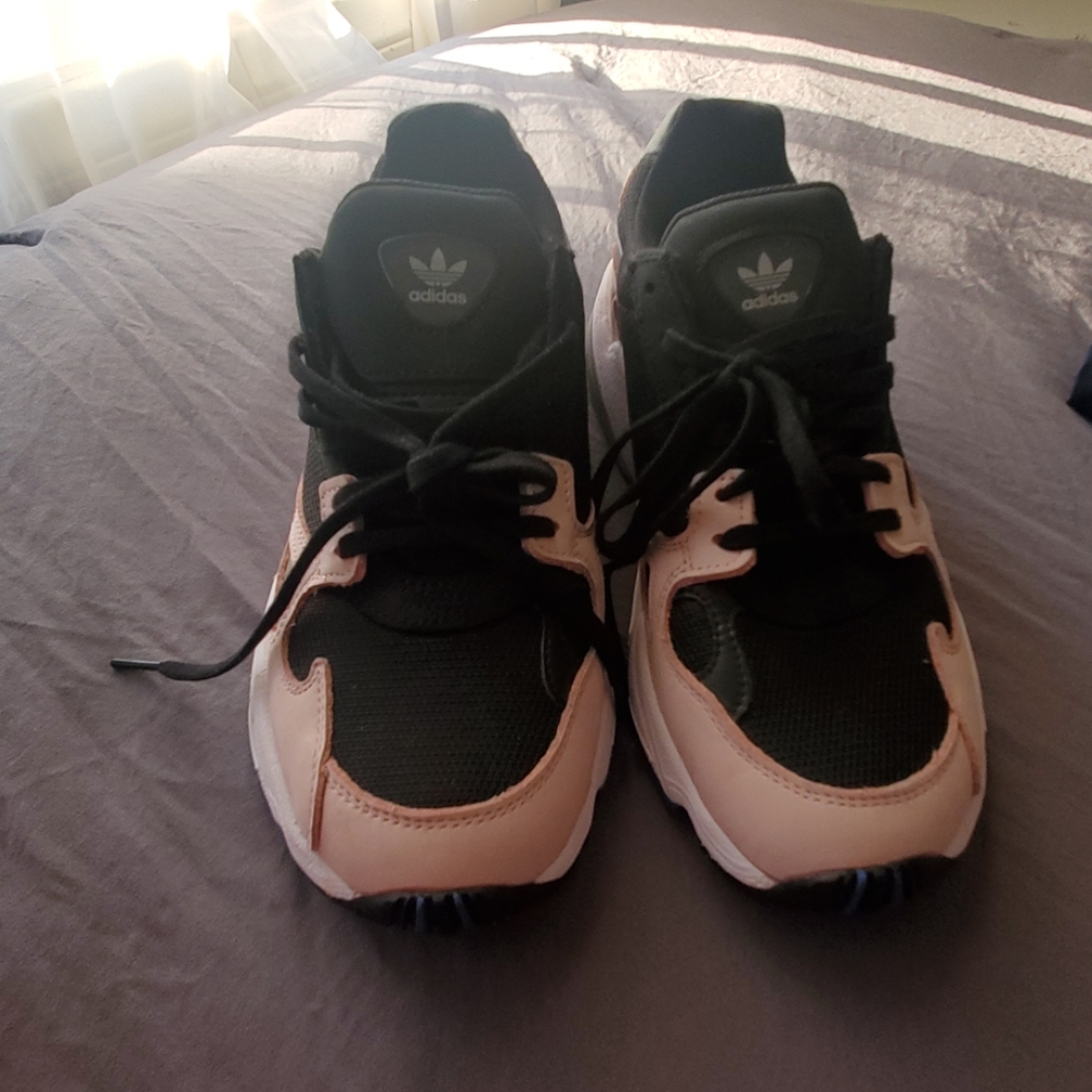 FALCON core black/core black/light pink